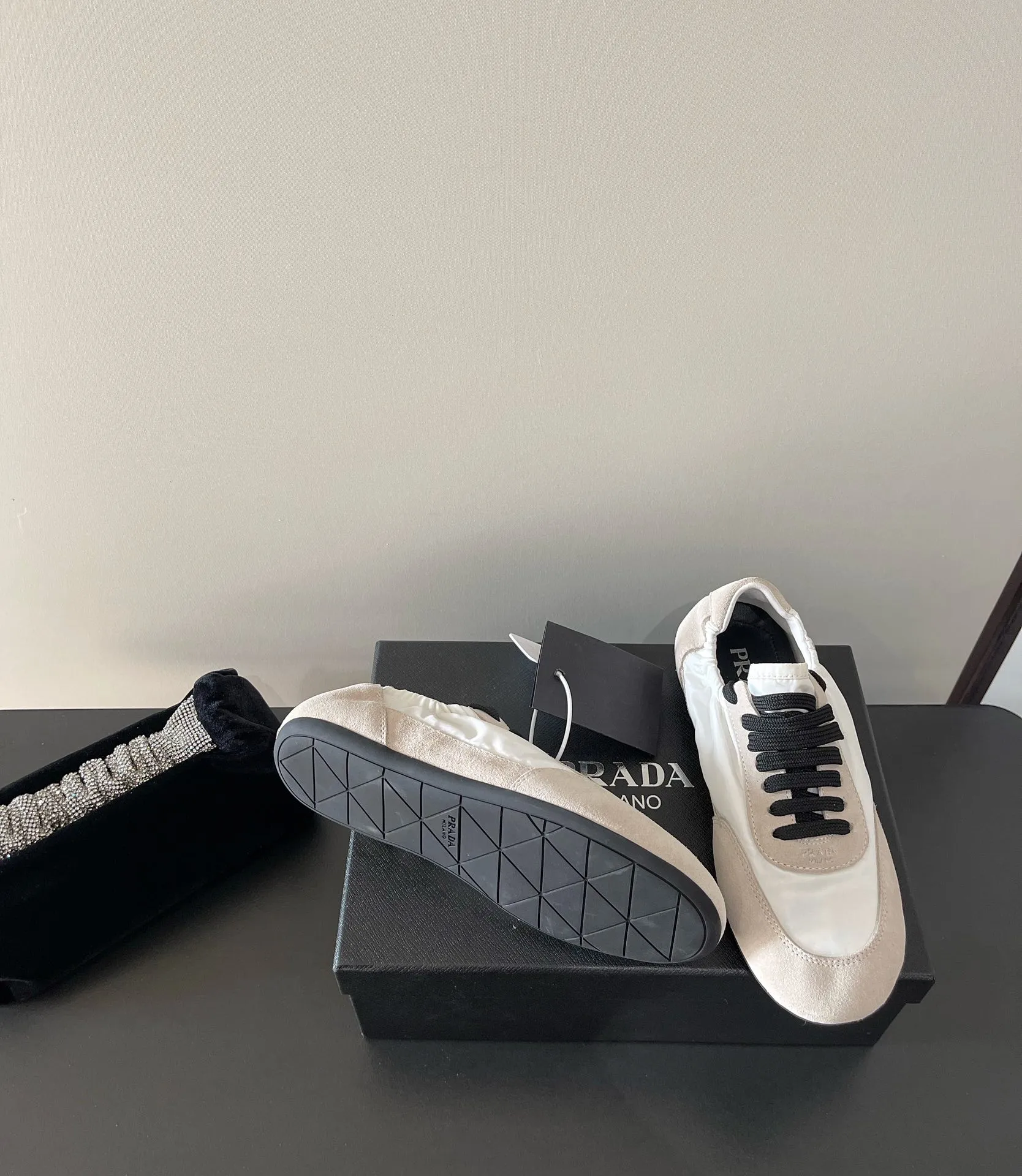 👟👟Ex-factory price 540👟👟 PRADA multi-color comfortable new Dexun ballet shoes in early spring🥂 The original top-quality replica is sold simultaneously at the counter. The fabric is made of specially imported fabrics mixed with Beijing leather. The whole pair of shoes has a very high texture. The lining is cowhide and the original imported rubber sole. The style is simple and fashionable, and the upper feet are very delicate! Color: 11 colors Heel height: flat Size: 35-41 (40 to 41 customized, non-refundable)